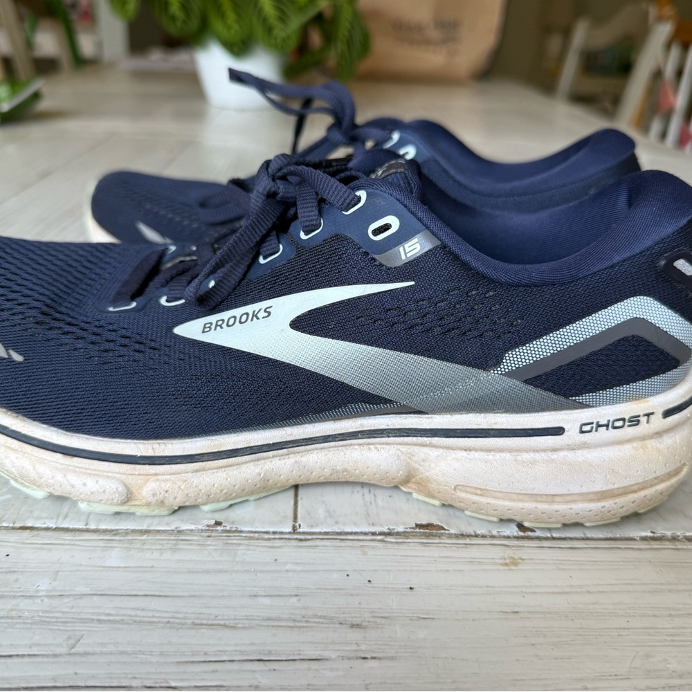 Brooks women’s 8.5 Ghost 15 Navy Running Shoes